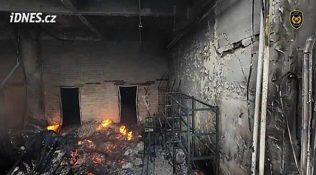 VIDEO: Uvnitř hořící budovy. Dron ve Zlíně zachytil zkázu po zřícení první části