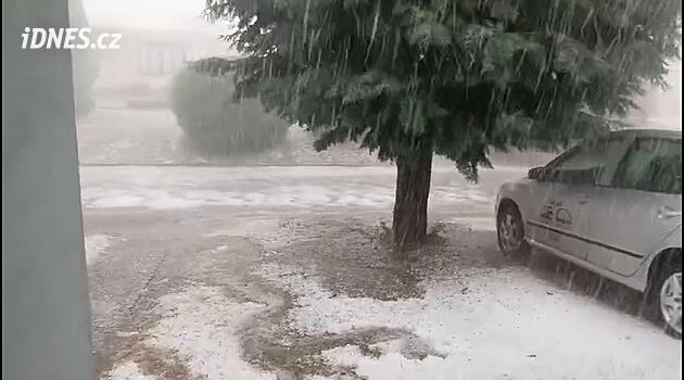VIDEO: Ulicí se valila řeka plná krup. V obci na Hodonínsku mapují škody po bouřce