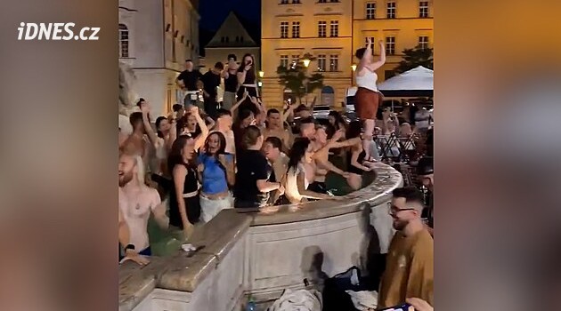 Barokní kašna jako párty bazén. V Brně dováděly desítky lidí, strážníci nezasahovali