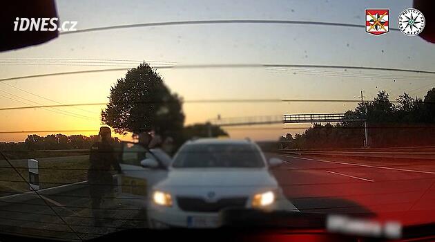 Vybržďoval a naboural policejní auto, snažil se ujet i polem. Pak si přivolal taxík
