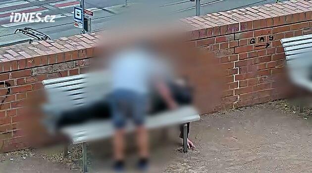 Zloděj okradl tvrdě spícího muže o peněženku. Policistům se vykrucoval trapnou výmluvou
