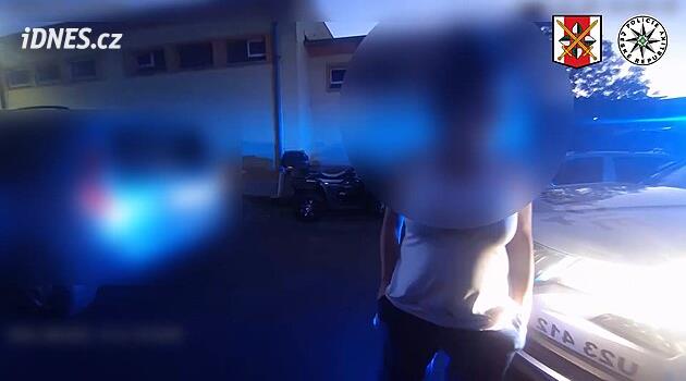 „Nedělejte, každej to dělá.“ Žena v Klášterci nabízela policistům úplatek kvůli své známé