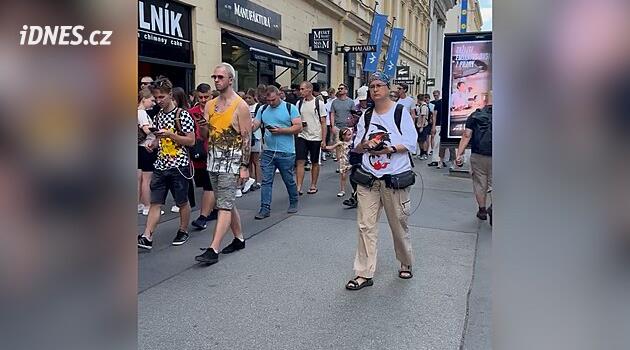 Lovci pokémonů zaplnili centrum Prahy. Festival Go Fest přilákal stovky hráčů