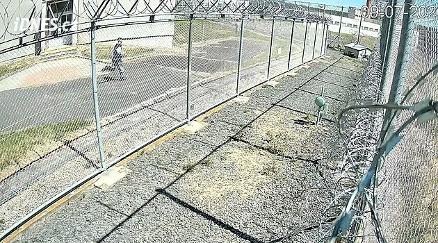 Vězni využili přesunu v areálu káznice a pokusili se o útěk