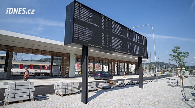 Kritika nového autobusového nádraží ve Vsetíně: moc asfaltu, chybí zeleň