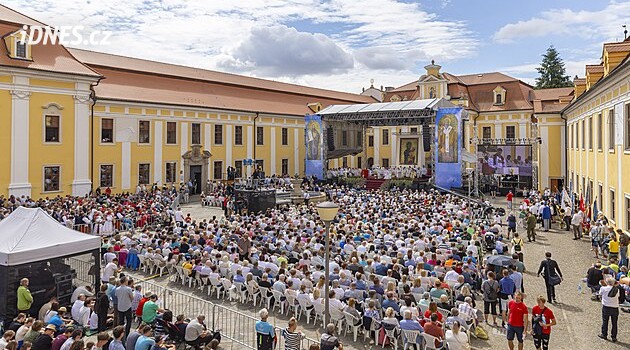 Mraky nad Velehradem při mši zmizely. Biskup dal věřícím tři „nevyžádané rady“