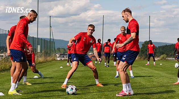 U fotbalové Slavie na samotě: plno nových tváří, ostrý výšlap ke hřišti. Co Chorý a Douděra?