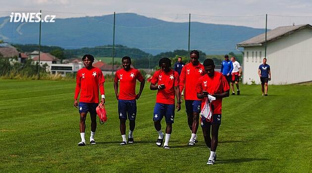 Slavia podlehla Slovanu, Sparta dala tři góly Japoncům, Baník má remízu a prohru