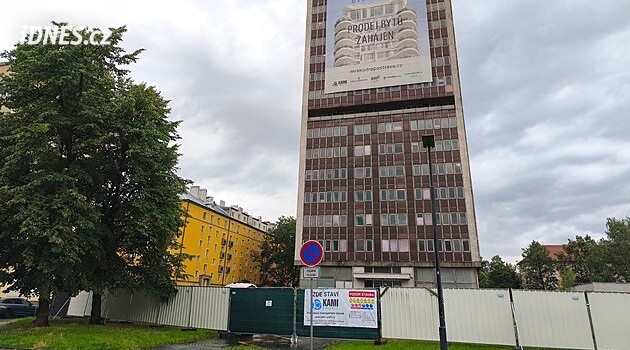 Socialistický mrakodrap se mění v bytovou rezidenci, novou podobu navrhla Jiřičná