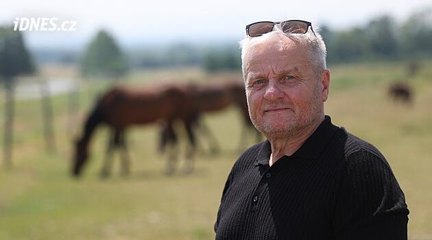 Neskutečně mě baví pracovat s mladými koňmi, říká chovatel a majitel závodiště