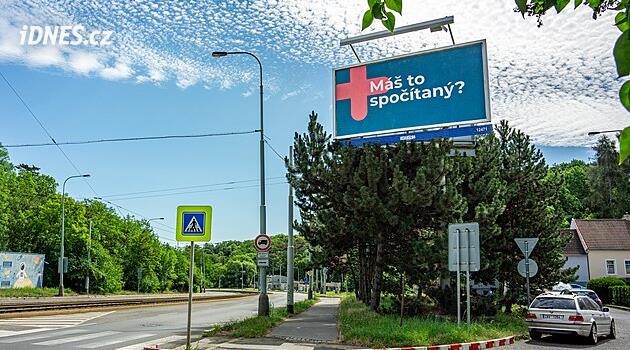 Billboardy u krematoria odstartovaly kampaň České bankovní asociace. Chce naučit plánovat důchod