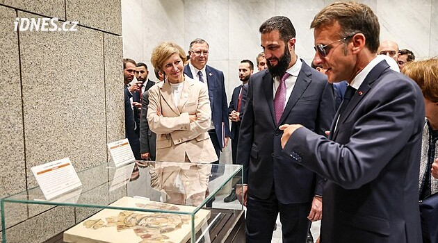 Syřanům se po patnácti letech vrátily jejich památky. Z Francie je přivezl Macron