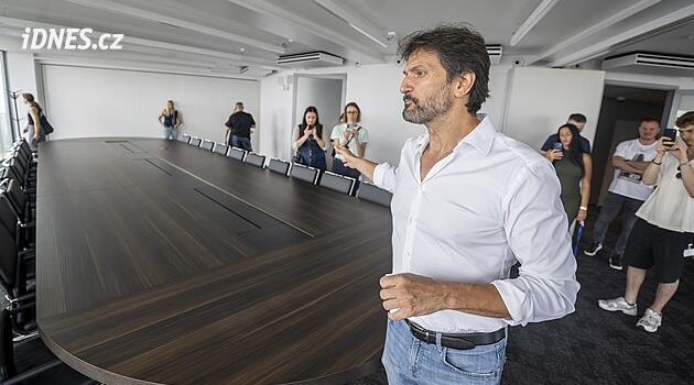 Předražený pisoár? Je to střední kvalita, hájil se Kaliňák a ukázal luxusní Kukuřici
