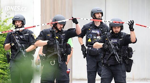 Útok na gymnáziu v Bavorsku. Policie pachatele zadržela, zranil několik lidí