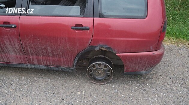 Polis tarafından aranan, belgeleri olmayan sarhoş bir sürücü Strakonick'te kaza yaptı