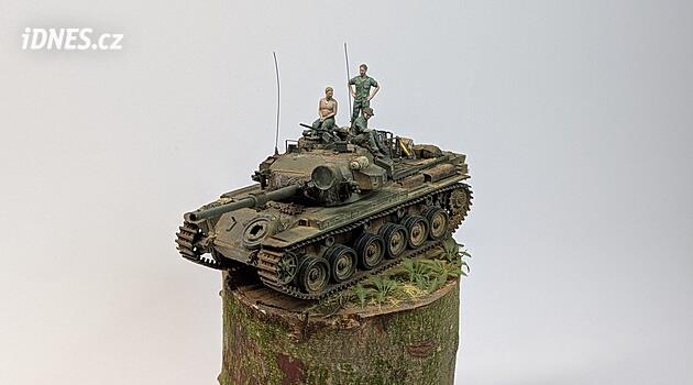 Model tanku Centurion připomíná, že modelařina je i o kamarádech