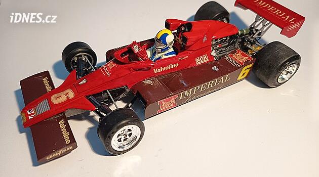 Modelářská pocta „poraženému“ vítězi je červená rakev Lotus JPS 78 Ford