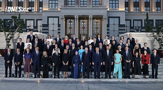Co nejdál od sebe. Rozkol české delegace v Ankaře vystihla společná fotka
