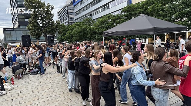 Místo lesa náměstí. Když nepřijdou lidi za táborákem, přijde on za nimi, říká pořadatel