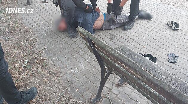 Bir adam oyun alanında bıçakla eşyaları bıçaklıyordu