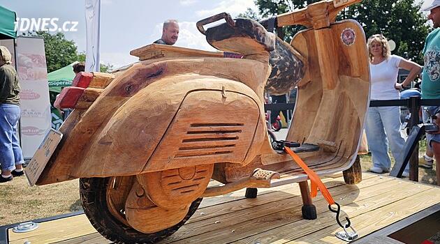 Ikonické skútry Vespa přivezly do Prahy kus pravé Itálie. Dorazila i dřevěná
