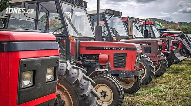 Kdo s koho. V Tetčiněvsi traktory poměřují síly v netradičních disciplínách