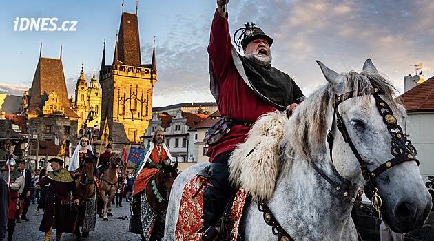 Karlův most překročil početný dobový průvod. „Karel IV.“ znovu poklepal na základní kámen