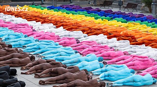 Obří duha z naháčů. Fotograf na Kanárech podpořil LGBT+ komunitu