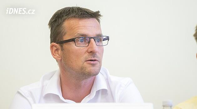 Pardubice'deki temsilciler ilçenin suçlanan belediye başkanını görevden aldı