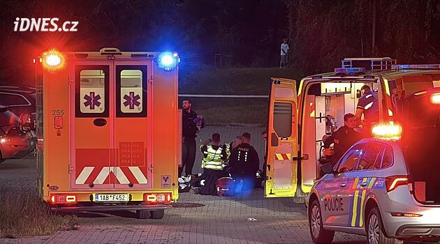 Muž na pražské ubytovně zavraždil člověka sekerou. Policisté útočníka zastřelili