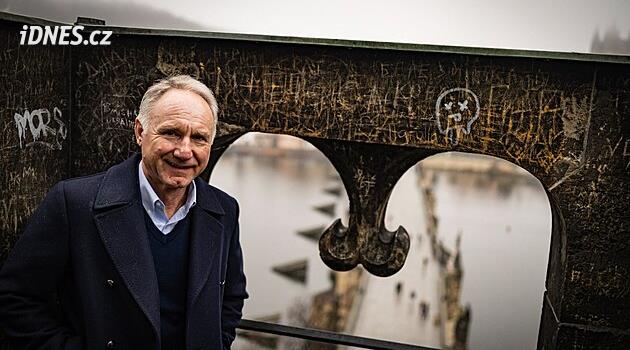 Spisovatel Dan Brown si Prahu oblíbil. Své fanoušky nechal hádat, odkud je zdraví