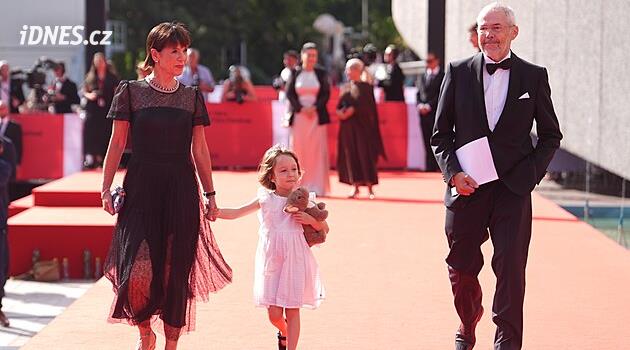 Andreu Bartoškovou s vnučkou na červeném koberci doprovodil Marek Eben