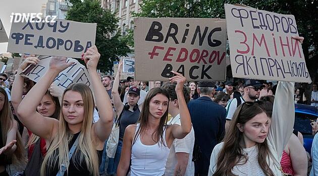 Tisíce lidí v Kyjevě demonstrovaly proti Zelenského kroku odvolat Fedorova z postu ministra obrany