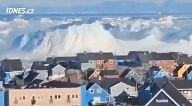 VIDEO: U Grónska se převrátil do moře obří ledovec spojovaný s Titanikem