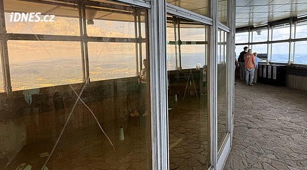 Vandal na Ještědu poškodil okna. Kraj sdělil, jak bude postupovat