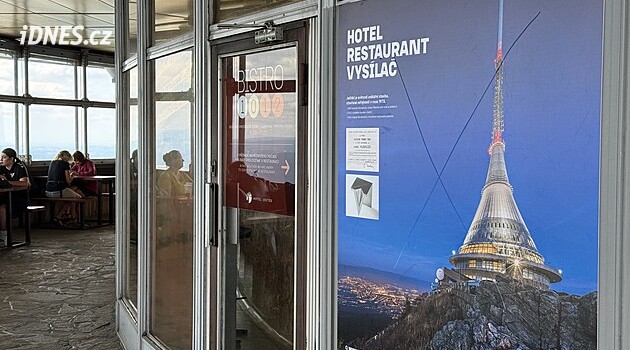 Bir vandal, Ještěd'in benzersiz pencerelerine taş kullanarak zarar verdi