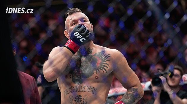 McGregor vydržel po návratu jen minutu. Při prvním kopu se zranil, lidé ho vybučeli