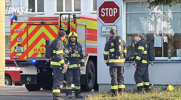 Požár skladu elektrokoloběžek v Čelákovicích policie prověřuje jako ohrožení z nedbalosti