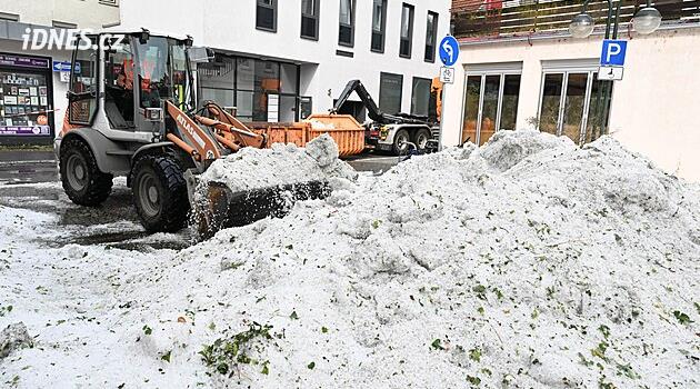 Německem se prohnaly bouře, blesk zasáhl stanující vojáky. Ulice pokryly kroupy, ukazují snímky