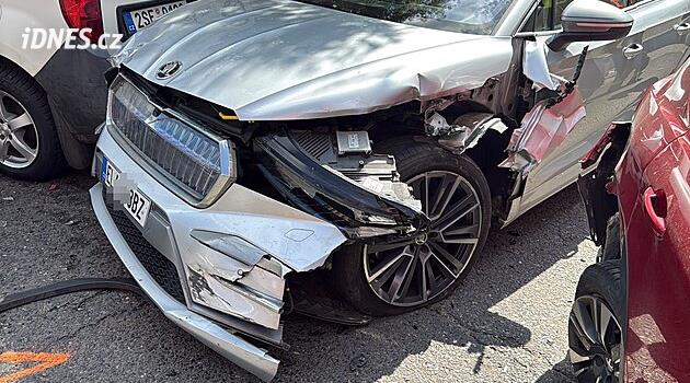 „Auto se stalo neovladatelným.“ Řidička elektromobilu v Mělníku nabourala do sedmi vozidel