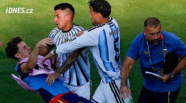 Raubíř Paredes. Dohrál jen díky sudímu, pak španělské mistry světa napadl