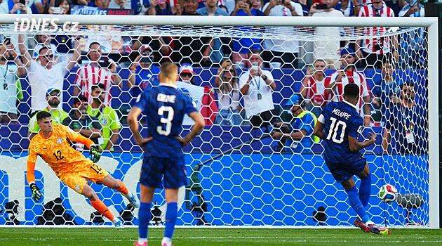 Francie - Paraguay 1:0, favorit se povznesl nad provokace, z penalty rozhodl Mbappé