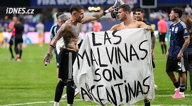 Seberte jim víza, křičí v Británii. Argentinci oslavovali postup i Malvíny. Hrozí jim trest