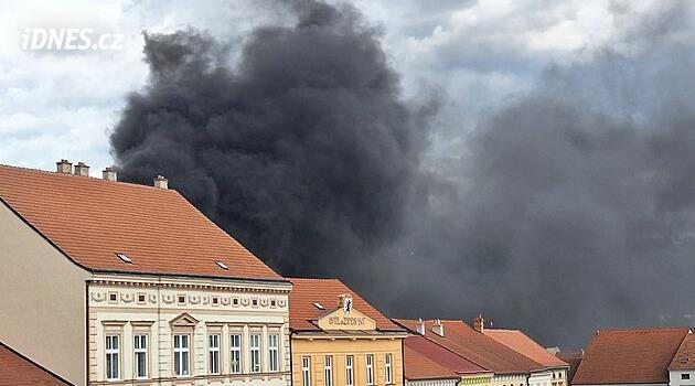 Černý dým nad Ivančicemi. Požár zachvátil poštu, záchranáři ošetřili i několik dětí