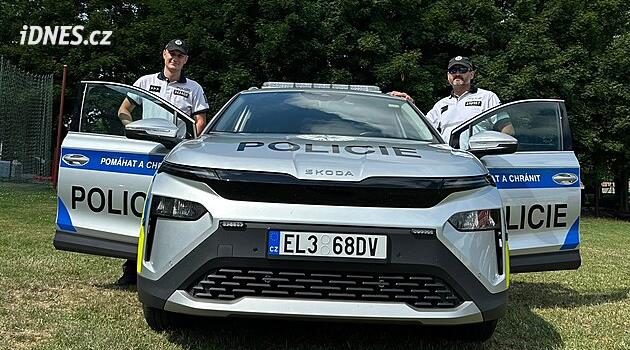 Na dálnici i v ulicích Budějovic, policie testuje Škodu Elroq