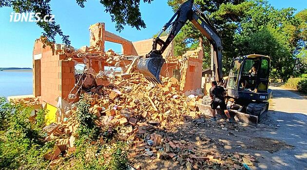 Dům náměstkyně jihočeského hejtmana Kozlové jde k zemi, neměl platná povolení