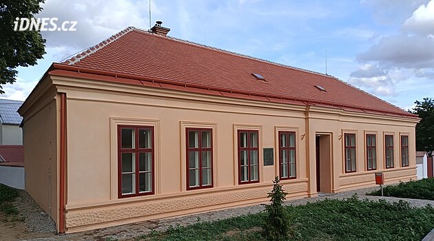 Slavný básník jako syn učitele vyrůstal v jednotřídce. Ta je nyní jako nová