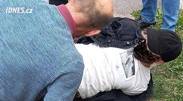Kurýr falešného bankéře si přijel pro 600 tisíc, policisté už na něj čekali