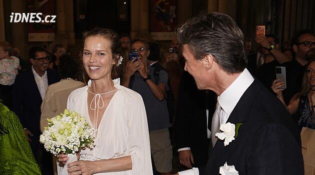 Eva Herzigová si v italském paláci vzala otce svých tří synů Marsiaje. Podívejte se, jak jí to slušelo