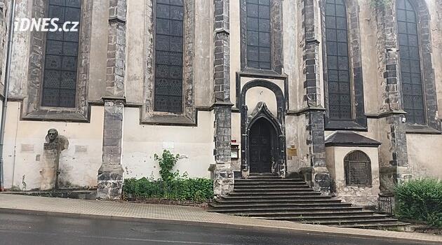 Krupka'daki anıt bölgesinde değerli bir kilisenin ön cephesi onarılıyor